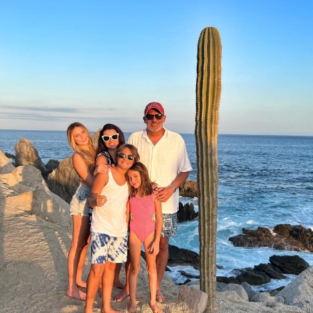 Arath de la Torre and Susy Lu with their kids.